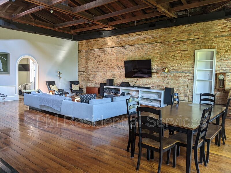 Wilmington House: 125A Market St