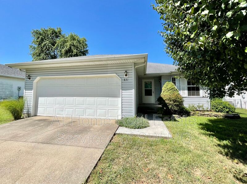 Nixa House: 831 S Timber Ridge