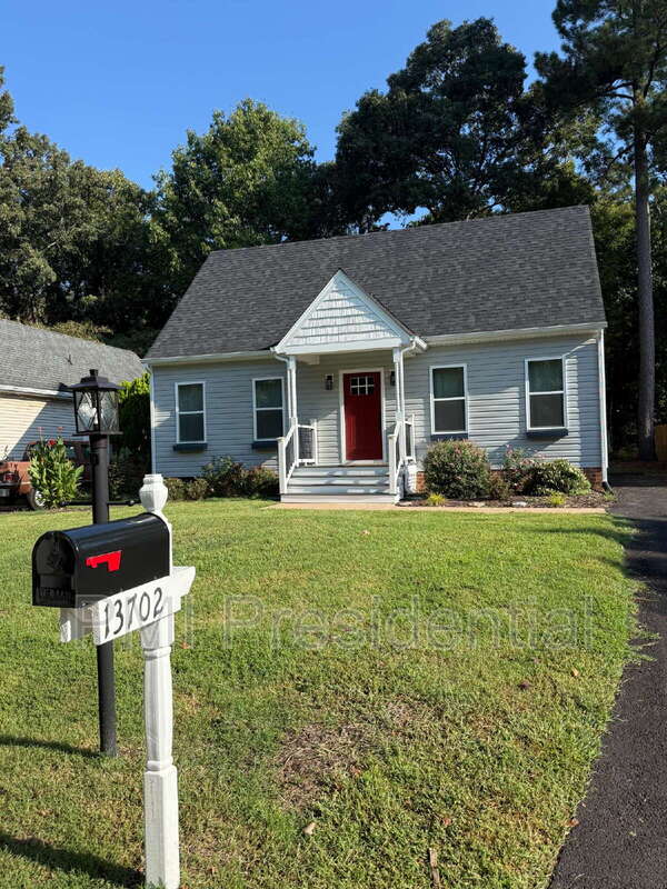 Midlothian House: 13702 Danbury Drive