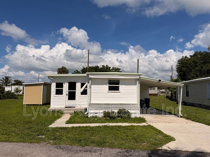 North Fort Myers House: 140 Lamplighter Ln