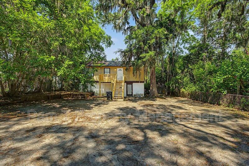 Savannah House: 2619-B Livingston Ave