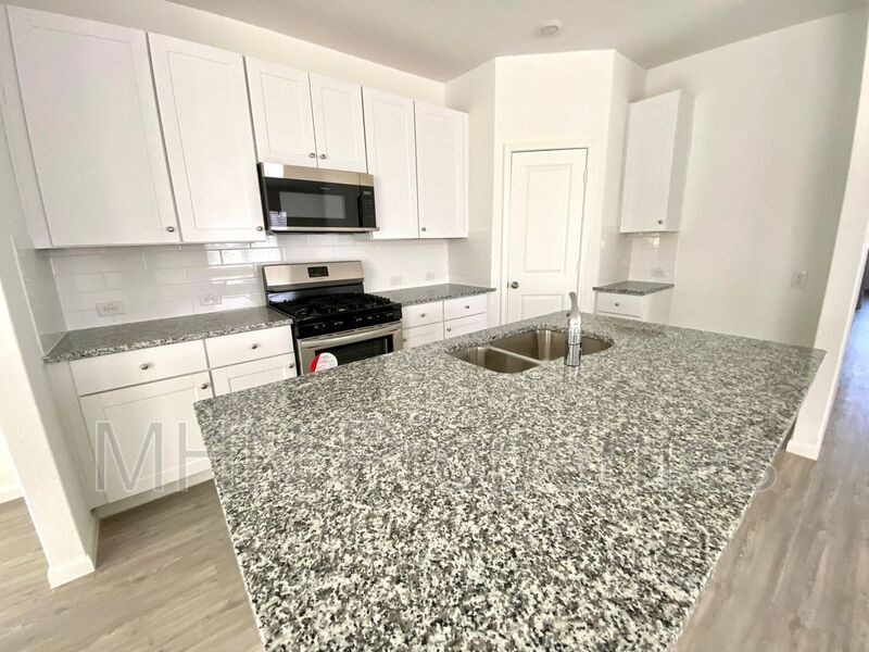 *First Time Rental* 3 bed/2 bath Beautiful New Construction home, located in New Braunfels! - Photo 10