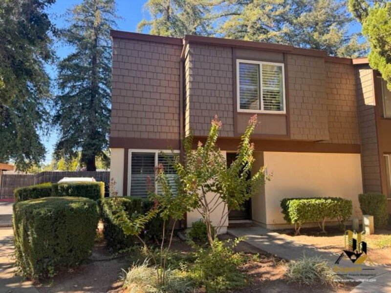 Sacramento House: 3605 Larchmont Square Ln