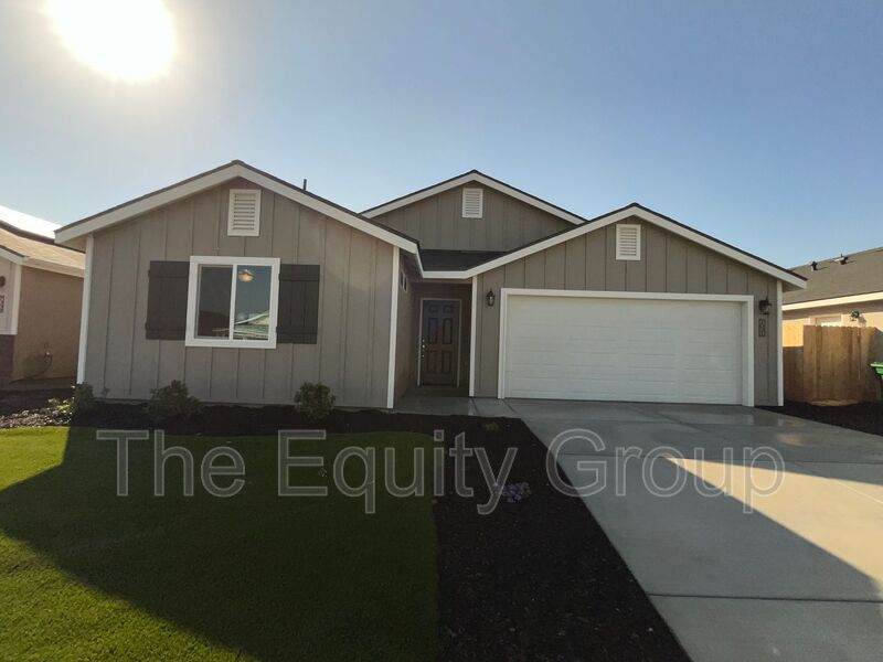 Visalia House: 7031 Wren Ave