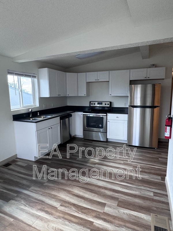 Albuquerque House: 725 Edith Blvd SE*