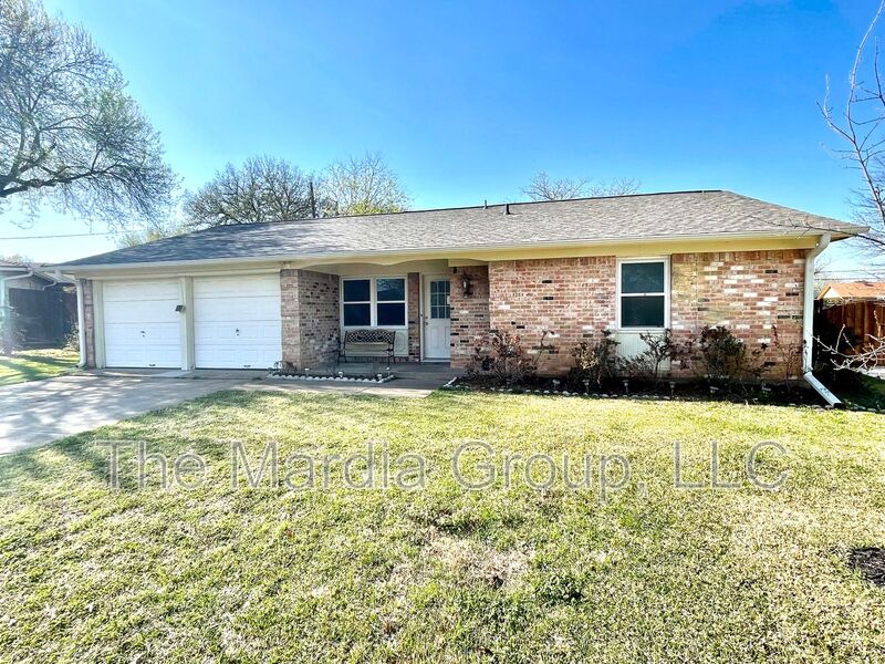 Euless House: 201 E Fuller Dr.