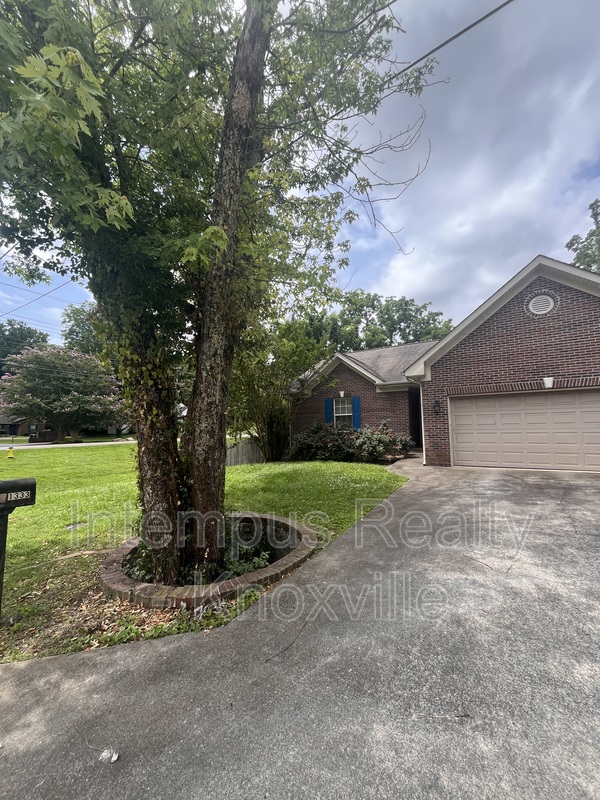 Knoxville House: 1333 Willmann Ln