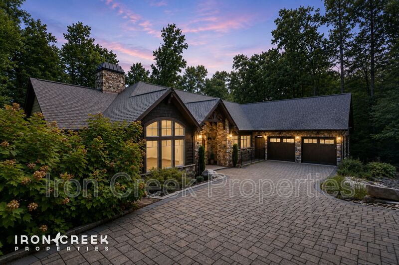 Fairview House: 2 Cherokee Orchard Court