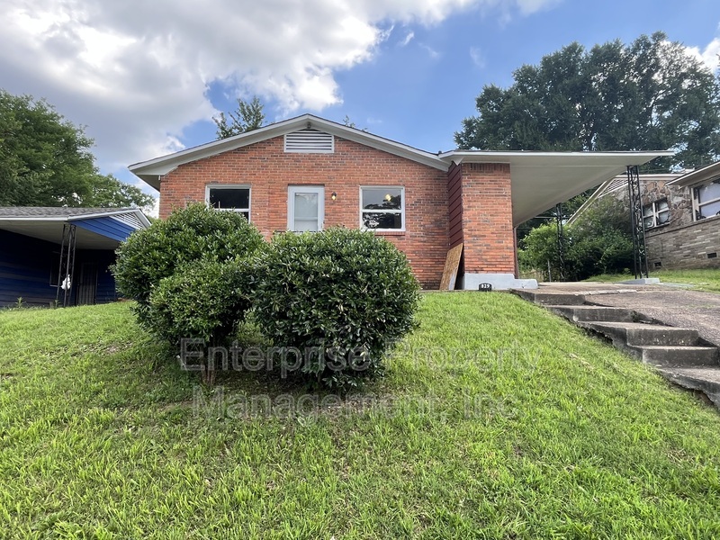 Photo 3 of 829 Alida Ave