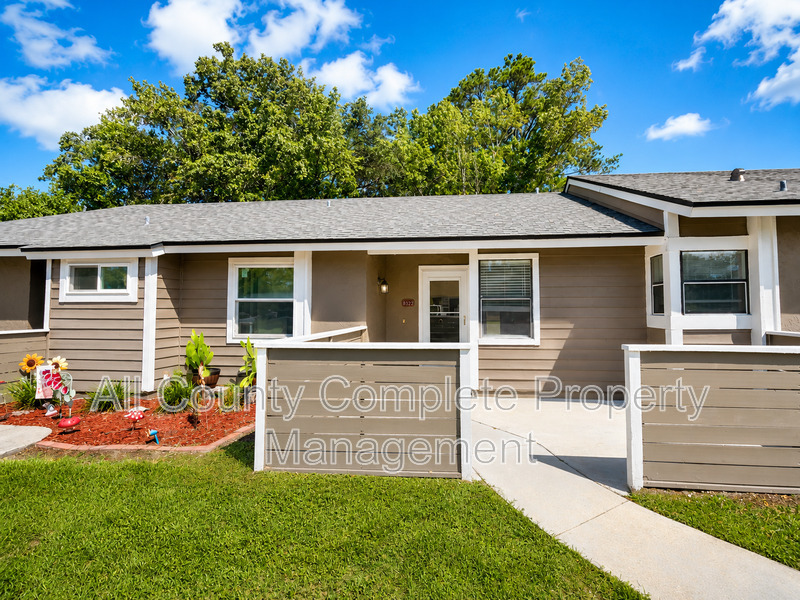 Jacksonville Townhome: 8322 Derbyshire Pl.