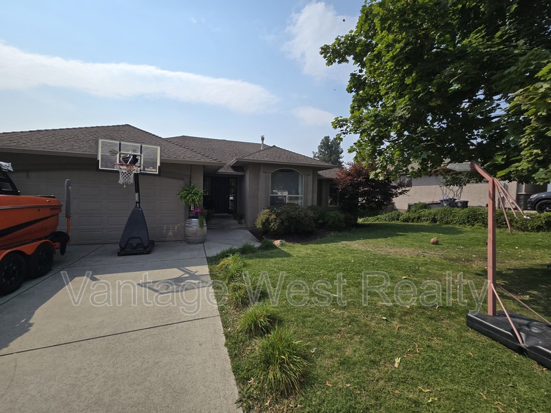 West Kelowna House: 891-A Westview Way