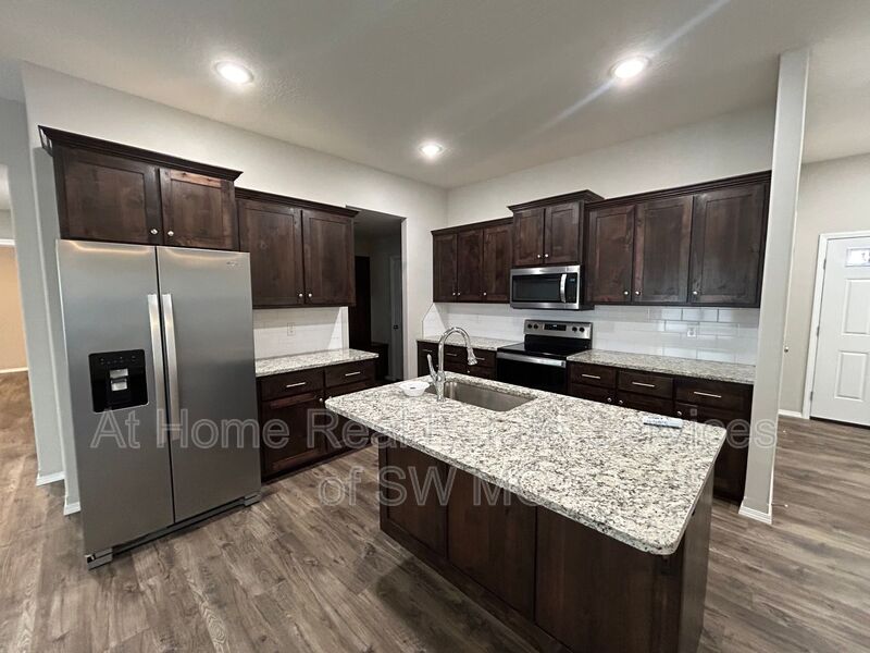 Strafford House: 211 E Rosalie St