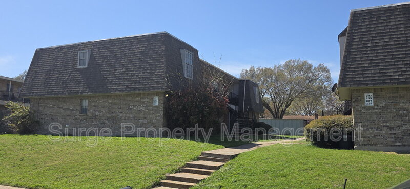 Benbrook Condo: 235 Vista Way