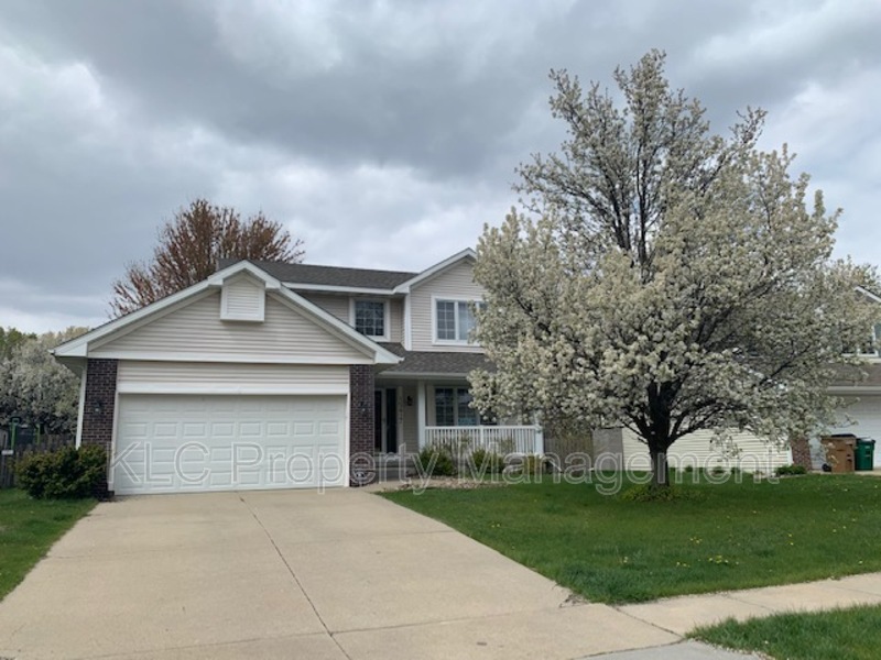 Clive House: 15417 Ridgeview Drive