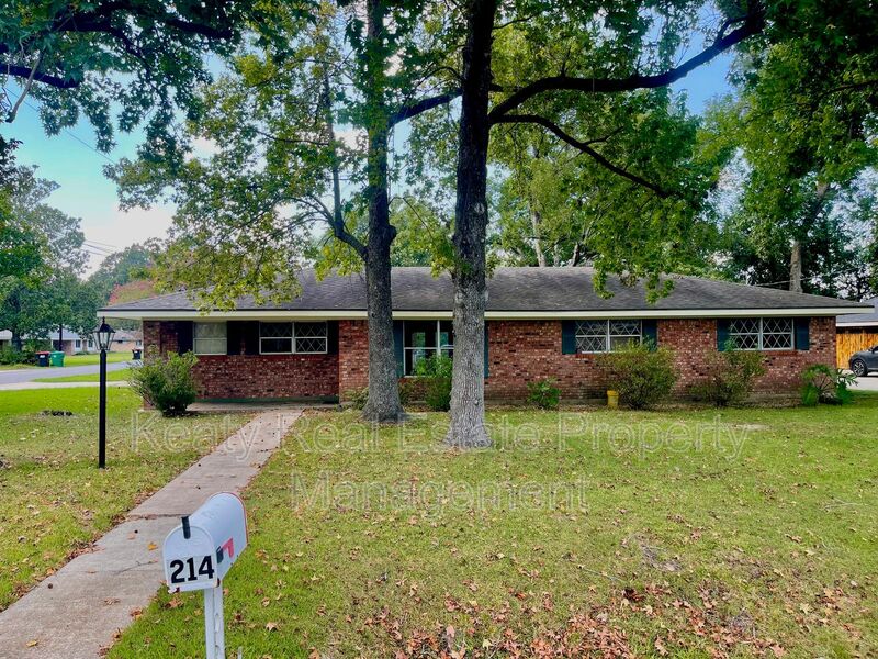 Lafayette House: 214 Dover Dr