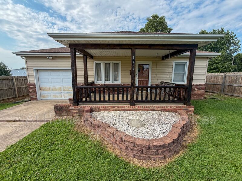 Springfield House: 1855 E Walnut St