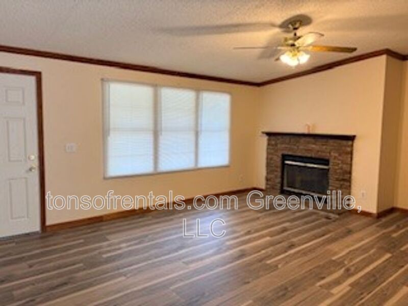 Fountain Inn House: 112 Acorn Trail