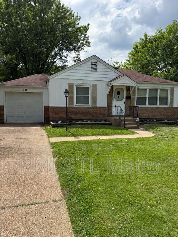 St. Louis House: 1238 Hoyt Drive