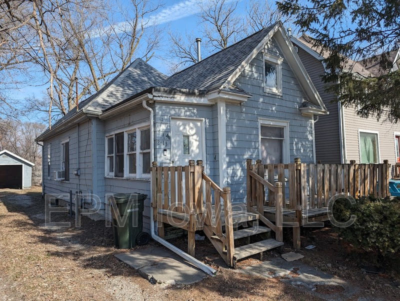 Waterloo House: 2113 Mulberry Street