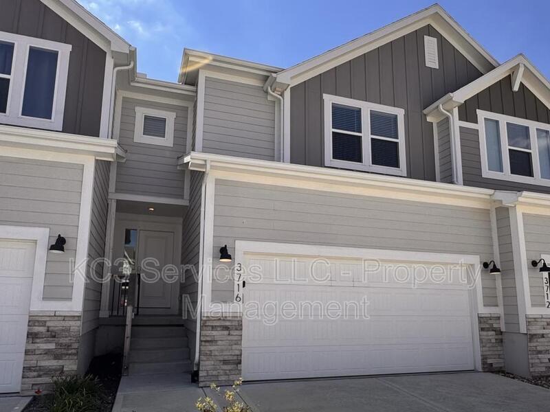 Lee's Summit Townhome: 3716 SW Maryville Pl