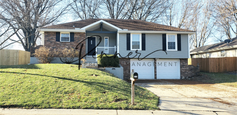 BLUE SPRINGS House: 1100 NW OAKRIDGE DR