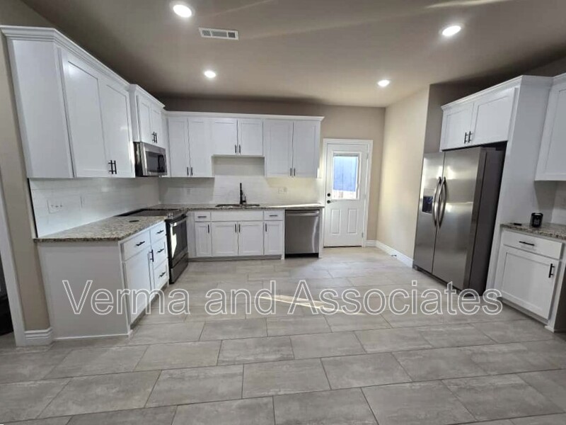 Fayetteville House: 2616 N Justin Dr