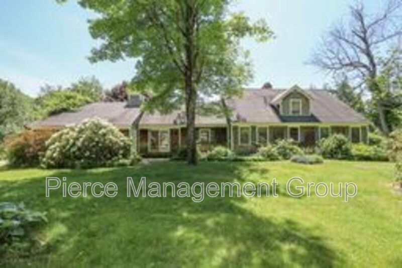 Henniker House: 32 Morse Circle