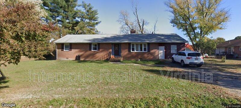 Fredericksburg House: 227 Spring Knoll Cir