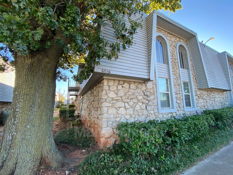 Warr Acres Condo: 6016 NW Expressway