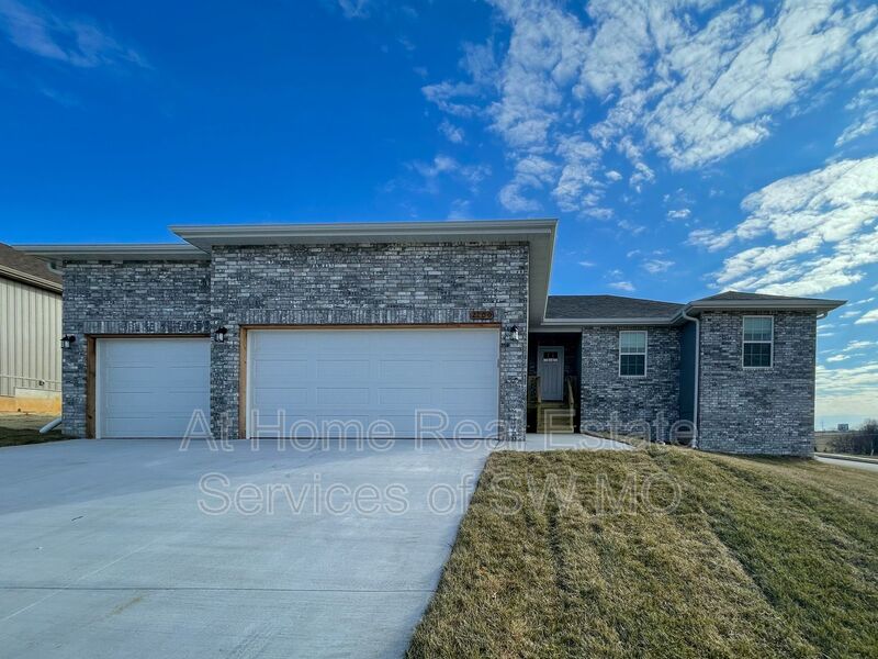 Ozark House: 2100 N 21st St