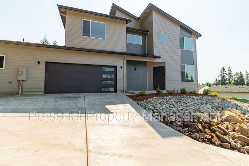 Washougal Townhome: 1815 N R Cir