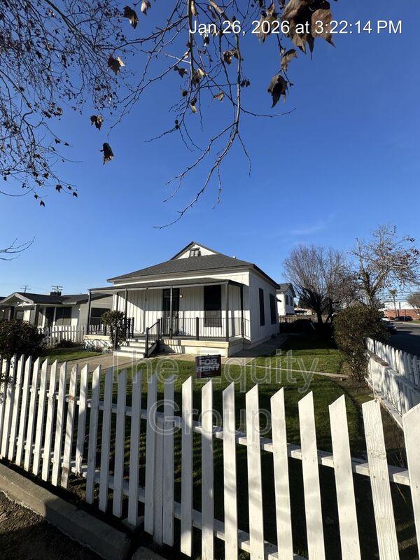 Visalia House: 500 West School St