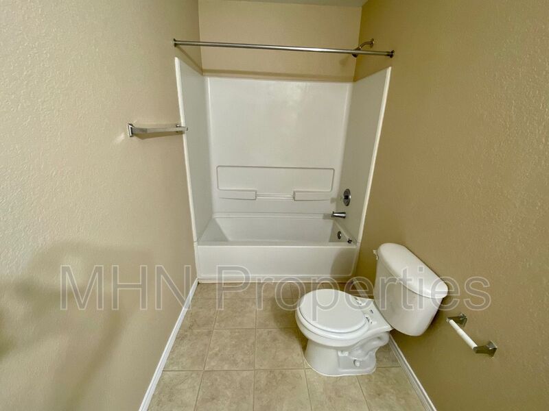 Perfectly located, 4 bed//2.5 bath, off IH-10 and just minutes from USAA, UTSA, and the Medical Center! - Photo 14