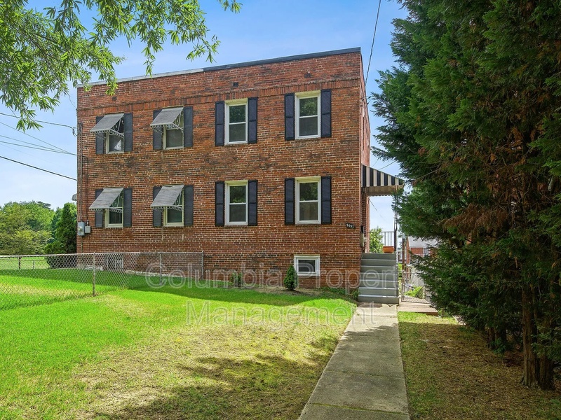 Washington House: 5053 11th St NE