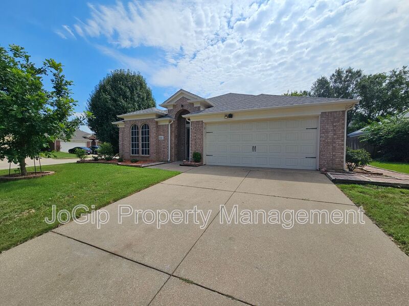 Euless House: 1128 Marshall Dr