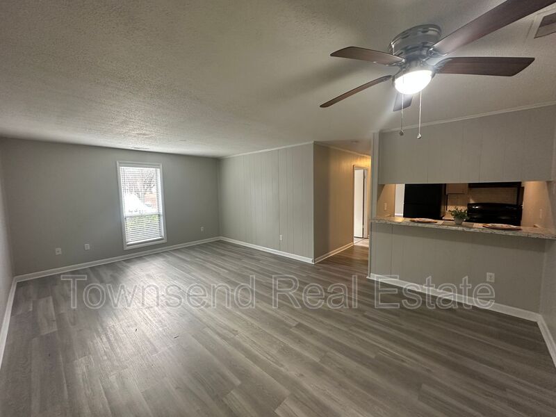 Fayetteville House: 5853-A Century Oaks Drive