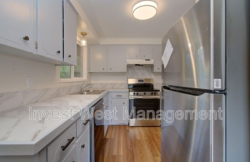 Vancouver House: 2920-B Harney Street