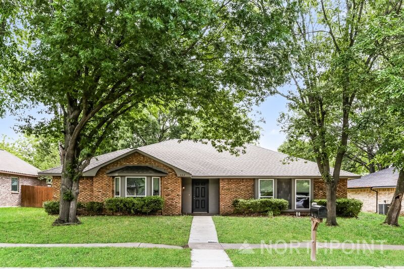 Lancaster House: 422 Ash Ln