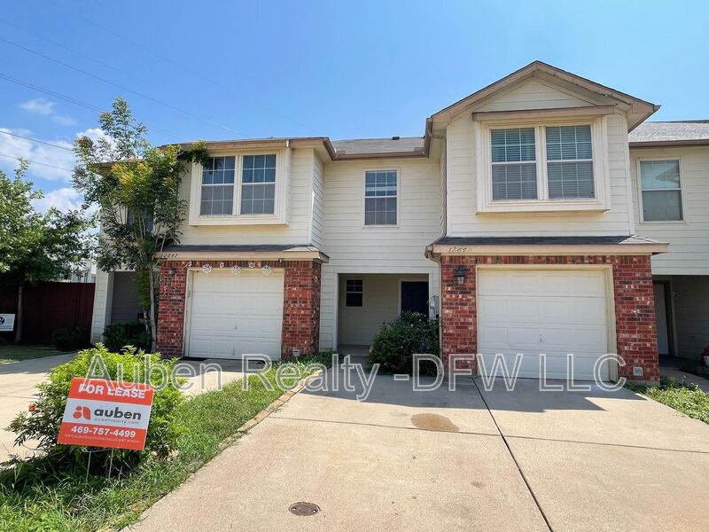 Fort Worth House: 12649 Bay Avenue