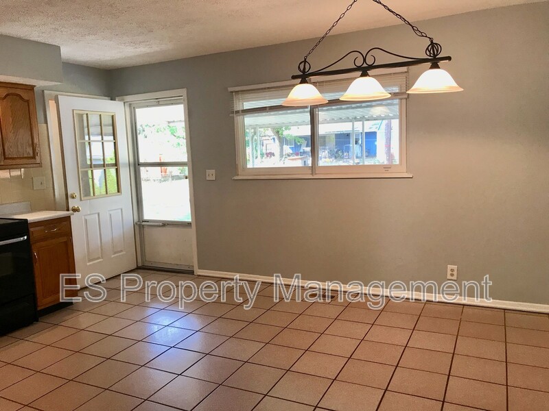 Beautiful 4 Bedroom 1.5 Bathroom Ranch Style Home in Lawrence! - Photo 30