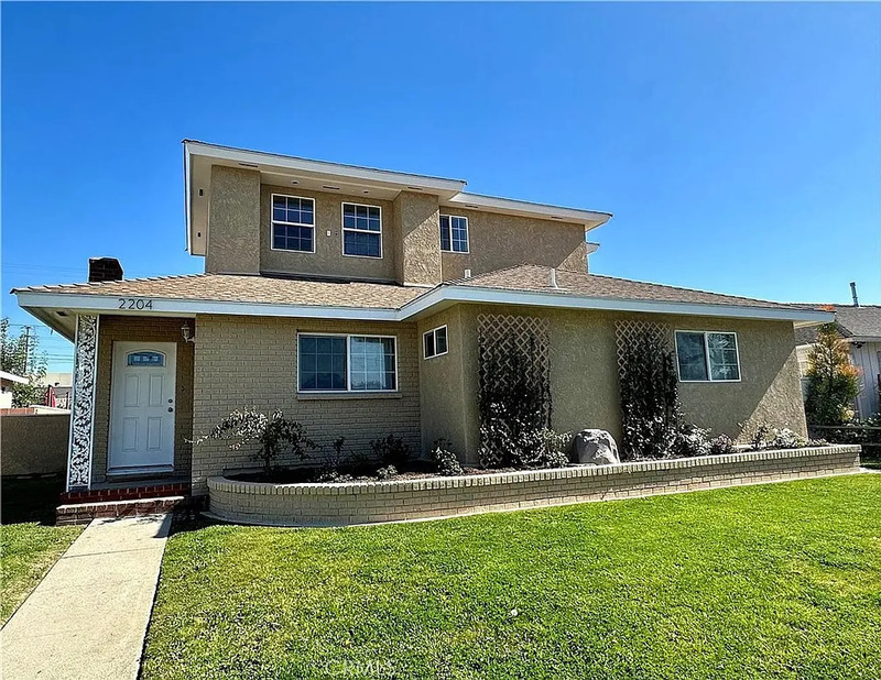 Long Beach House: 2205 Conquista Ave