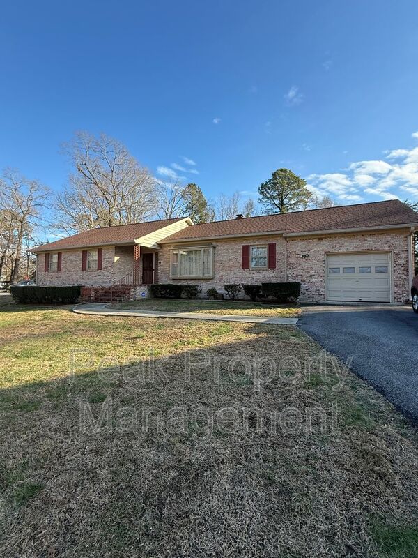 Petersburg House: 1836 Ramblewood Rd
