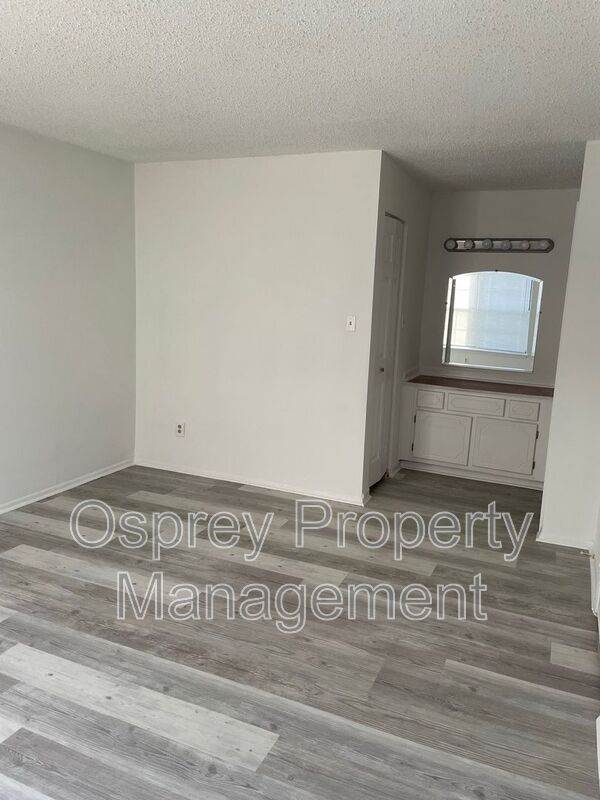 Welcome to this charming 1st floor 2 bedroom condo! 