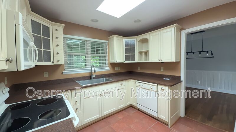 Spacious Brick Ranch Single Family Home!  - Photo 5
