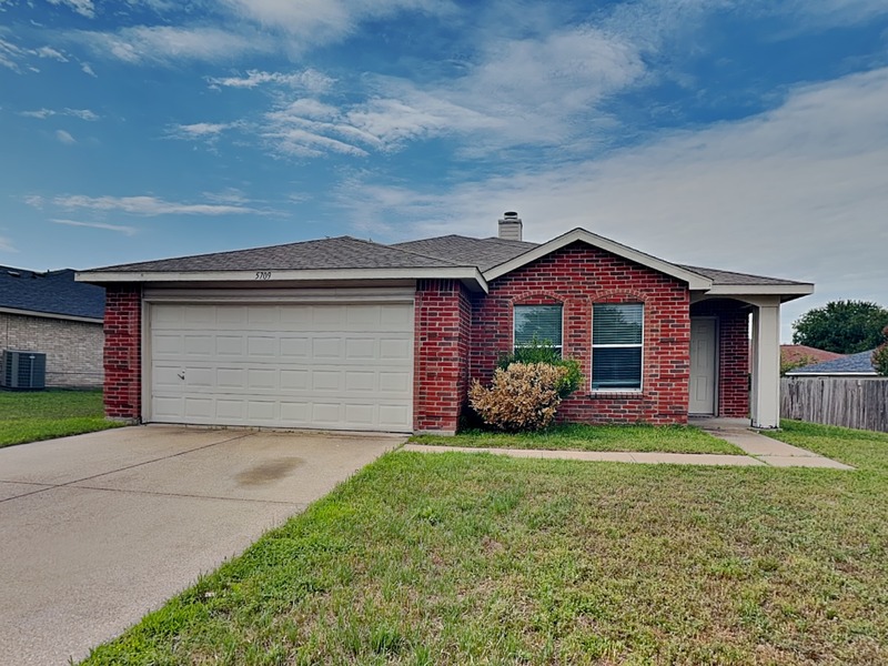 Fort Worth House: 5709 Addington Dr