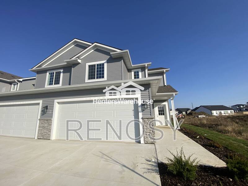 Des Moines Townhome: 7000 Lake Ridge Dr