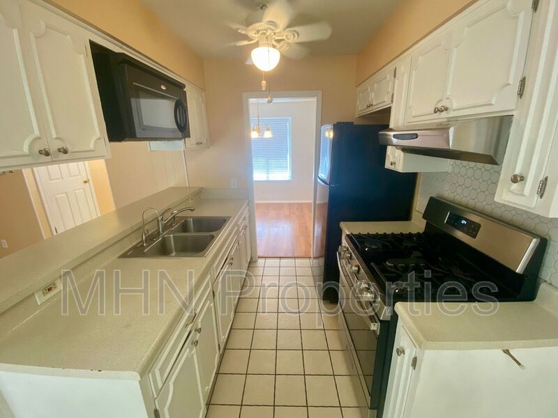 ADORABLE 3 bed/1 bath/1 car garage move-in ready home, located minutes from 410! - Slider navigation 4