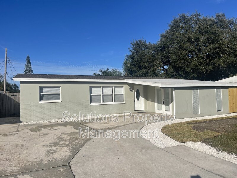 Melbourne House: 2684 Pepper Avenue