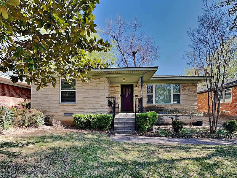 Dallas House: 2102 Elmwood Blvd