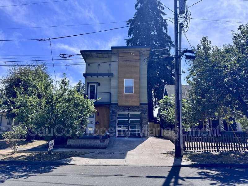 Hillsboro House: 832 Southeast Cedar Street
